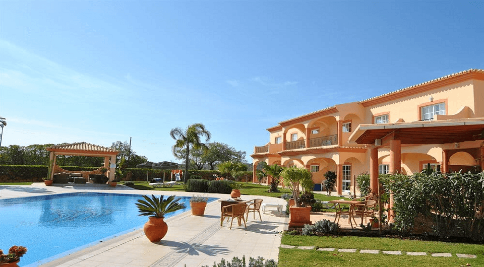 Lagos boutique hotel near golf courses with 16 apartments and private pool