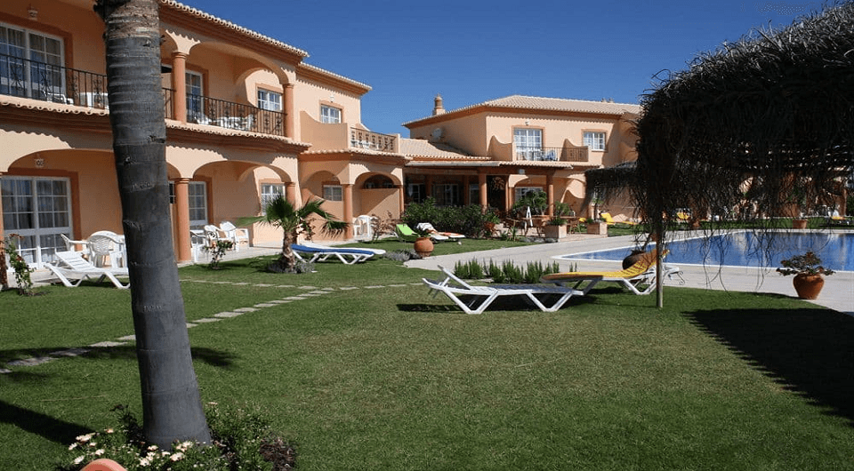 Lagos boutique hotel near golf courses with 16 apartments and private pool