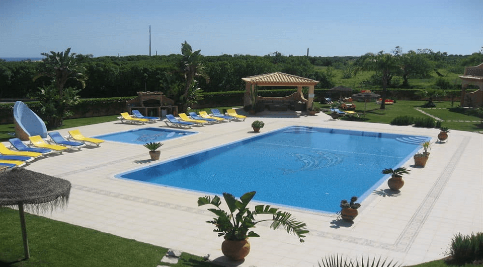Lagos boutique hotel near golf courses with 16 apartments and private pool