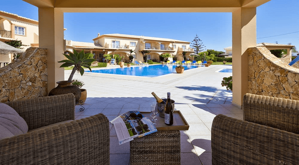 Lagos boutique hotel near golf courses with 16 apartments and private pool