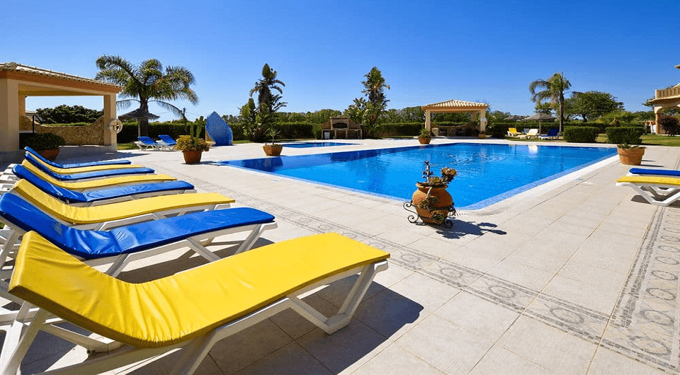 Lagos boutique hotel near golf courses with 16 apartments and private pool