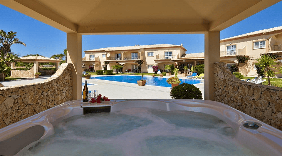 Lagos boutique hotel near golf courses with 16 apartments and private pool