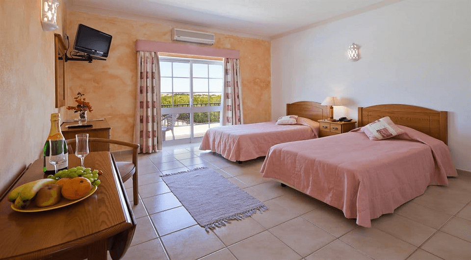Lagos boutique hotel near golf courses with 16 apartments and private pool