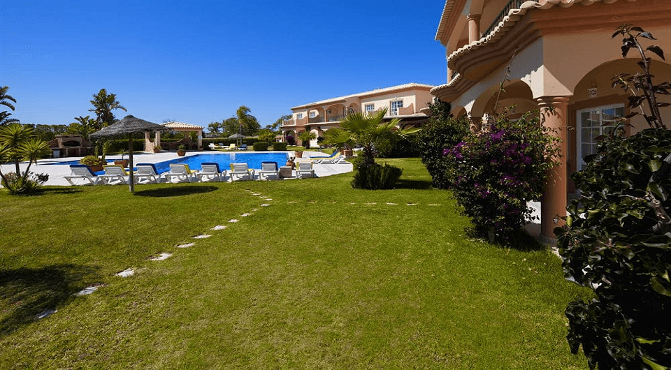 Lagos boutique hotel near golf courses with 16 apartments and private pool