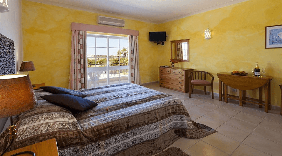 Lagos boutique hotel near golf courses with 16 apartments and private pool