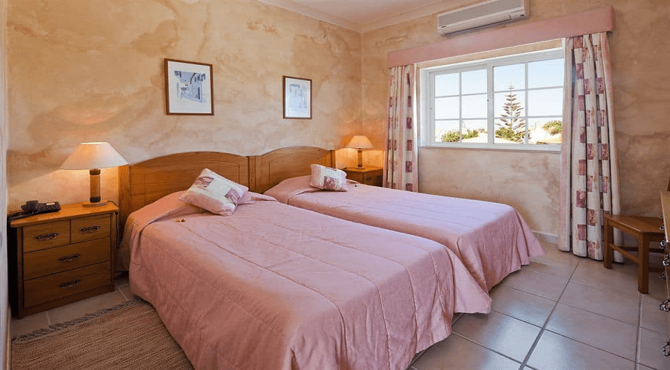 Lagos boutique hotel near golf courses with 16 apartments and private pool
