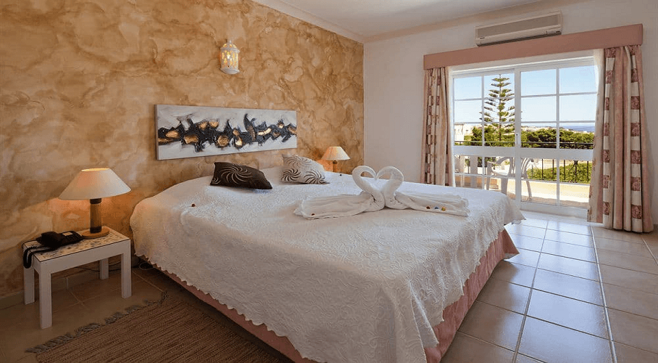 Lagos boutique hotel near golf courses with 16 apartments and private pool