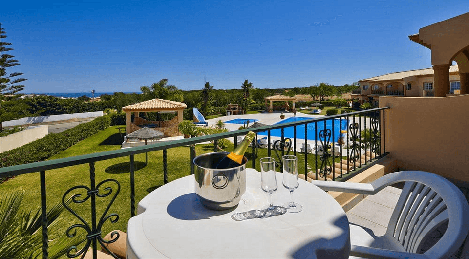 Lagos boutique hotel near golf courses with 16 apartments and private pool