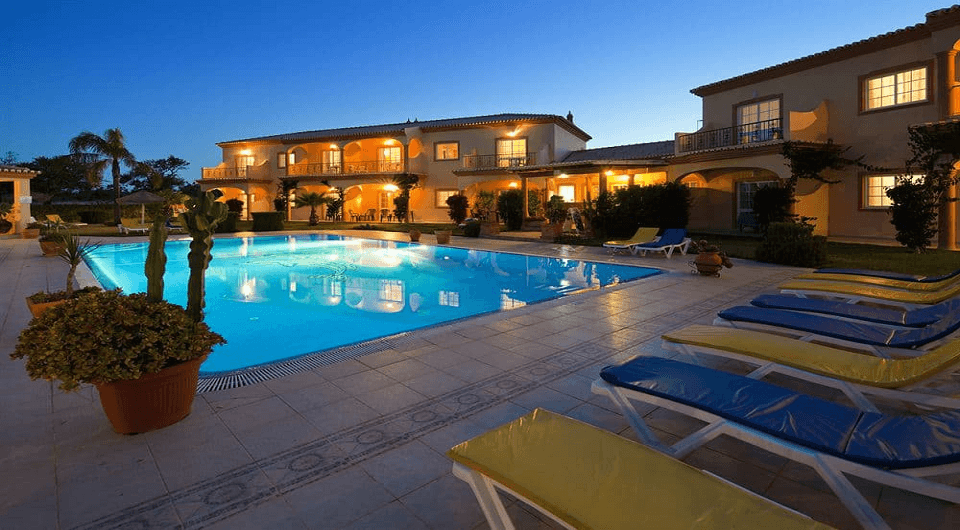 Lagos boutique hotel near golf courses with 16 apartments and private pool