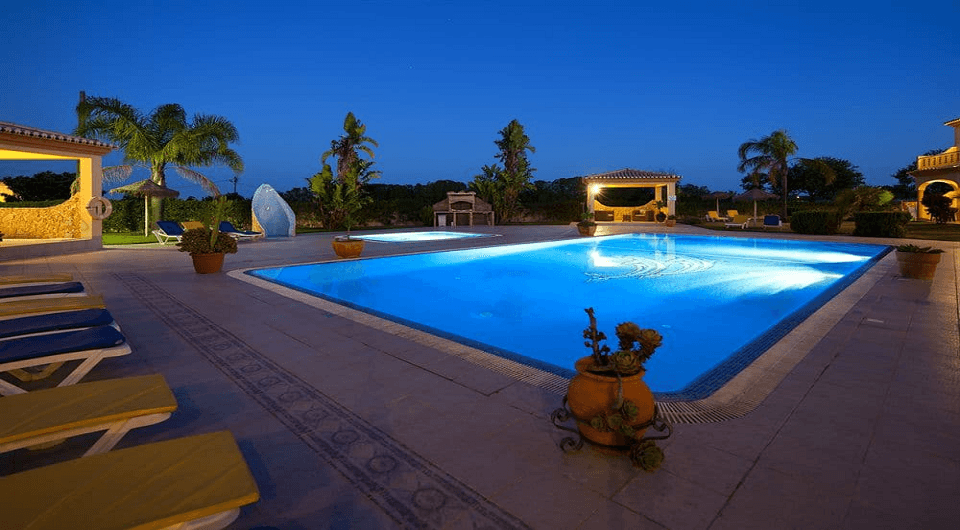 Lagos boutique hotel near golf courses with 16 apartments and private pool