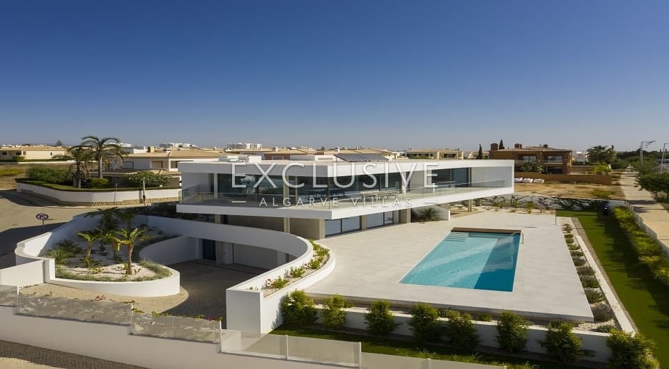 Prachtig ontworpen moderne villa op 400 meter van het strand van Lagos West Algarve