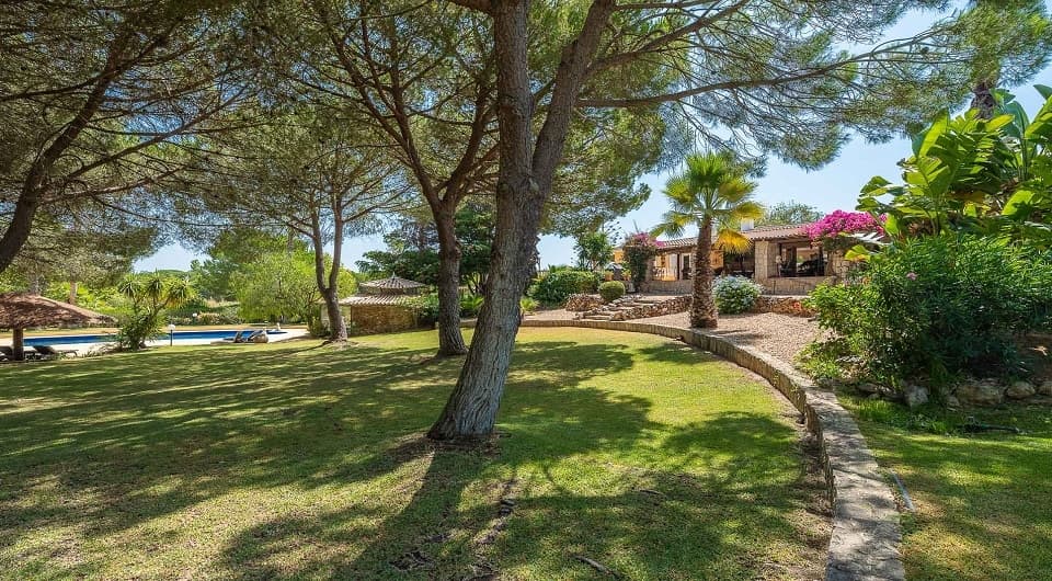 Charming property with stunning private setting in Olhos de Agua, Albufeira