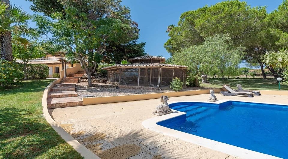 Charming property with stunning private setting in Olhos de Agua, Albufeira