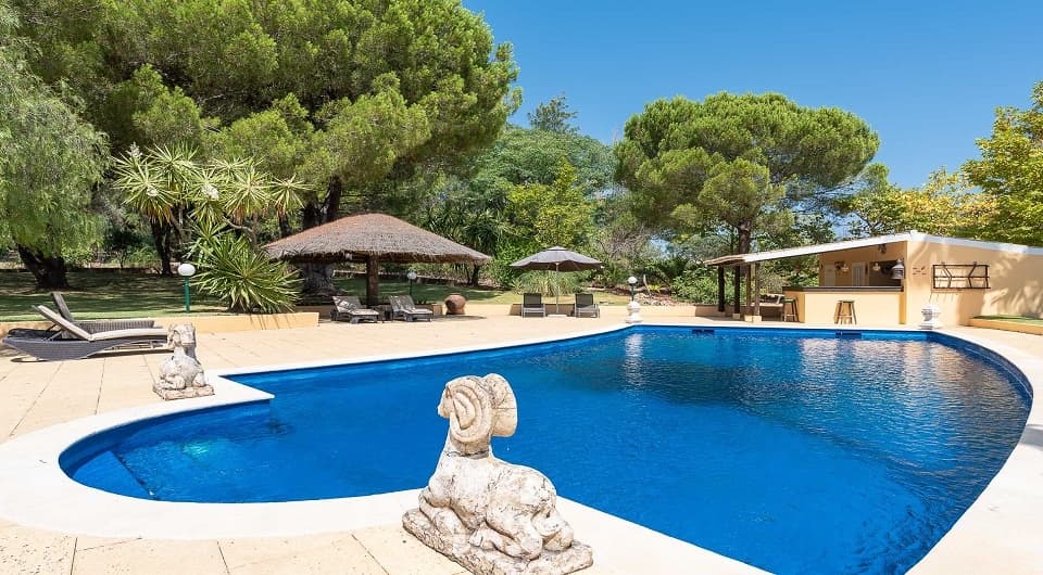 Charming property with stunning private setting in Olhos de Agua, Albufeira