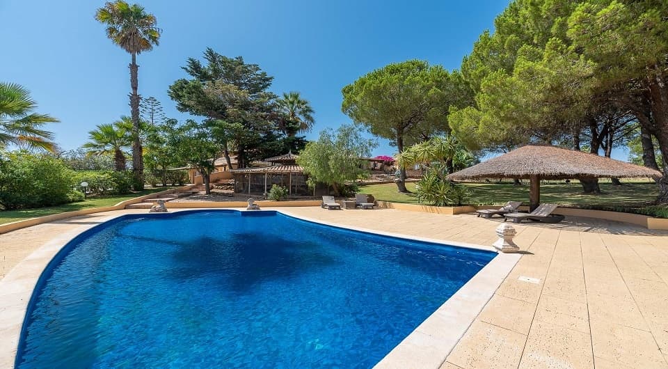 Charming property with stunning private setting in Olhos de Agua, Albufeira