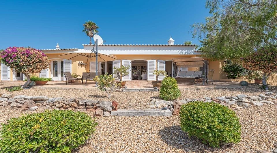 Charming property with stunning private setting in Olhos de Agua, Albufeira
