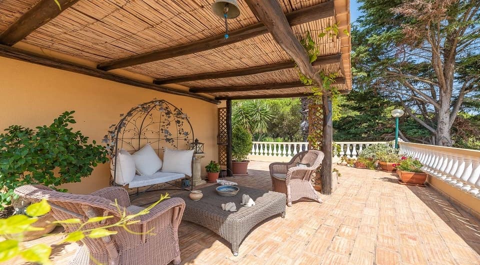 Charming property with stunning private setting in Olhos de Agua, Albufeira