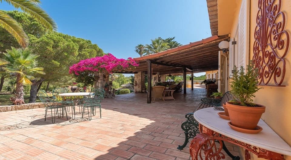 Charming property with stunning private setting in Olhos de Agua, Albufeira