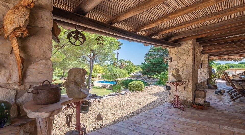 Charming property with stunning private setting in Olhos de Agua, Albufeira
