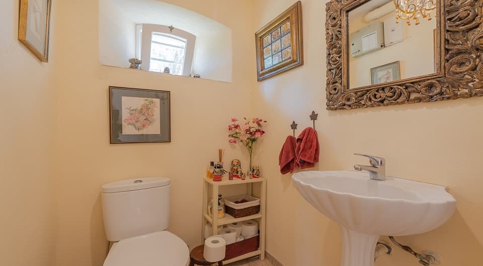 Charming property with stunning private setting in Olhos de Agua, Albufeira