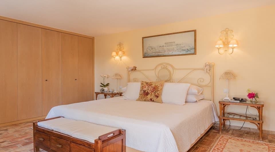 Charming property with stunning private setting in Olhos de Agua, Albufeira