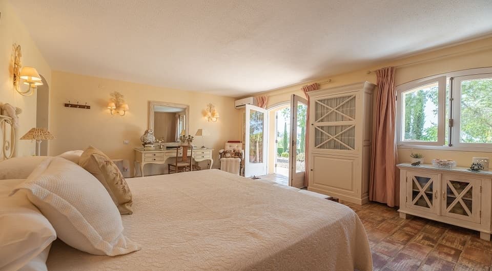 Charming property with stunning private setting in Olhos de Agua, Albufeira