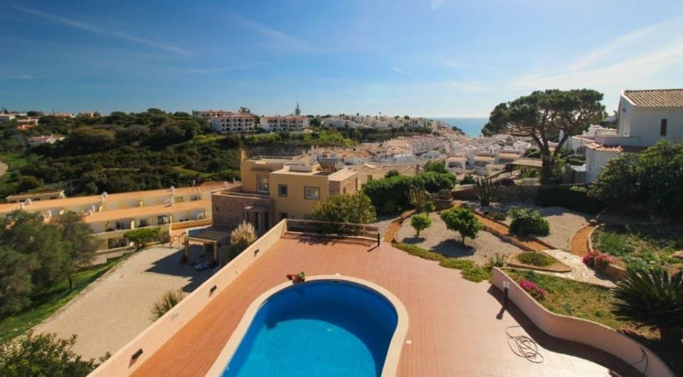 Modern 3 bedroom Villa walking distance to beach, Carvoeiro, Algarve