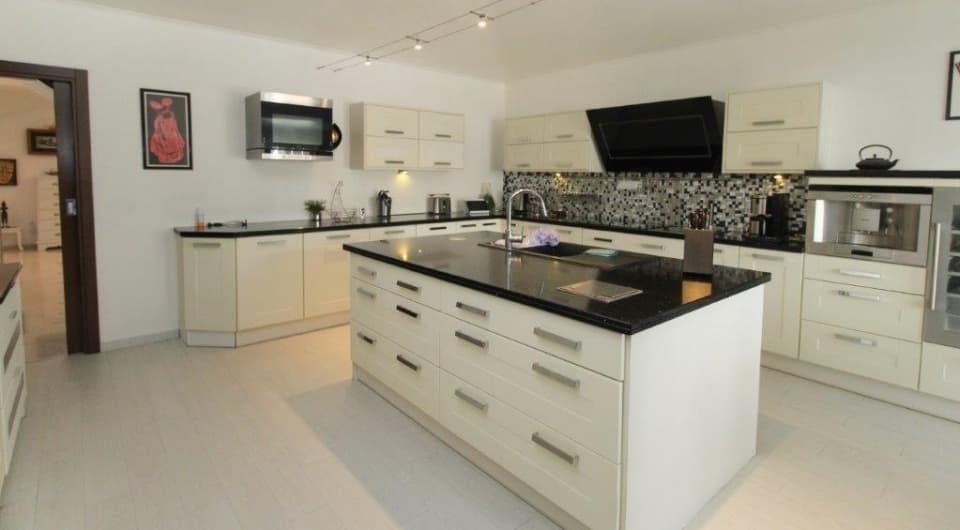 Modern 3 bedroom Villa walking distance to beach, Carvoeiro, Algarve