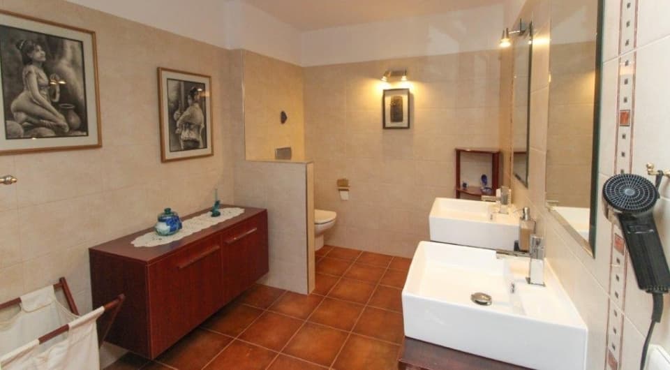 Modern 3 bedroom Villa walking distance to beach, Carvoeiro, Algarve