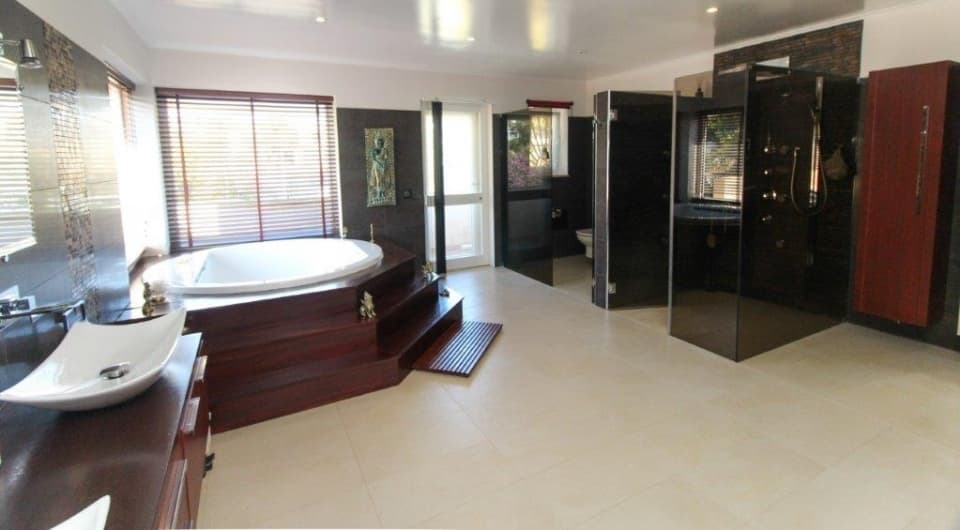 Modern 3 bedroom Villa walking distance to beach, Carvoeiro, Algarve