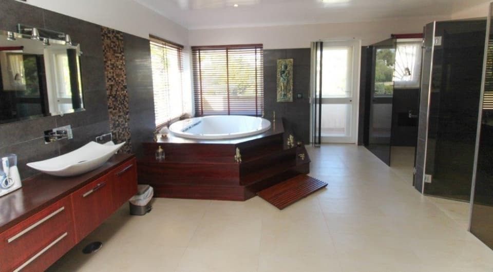 Modern 3 bedroom Villa walking distance to beach, Carvoeiro, Algarve