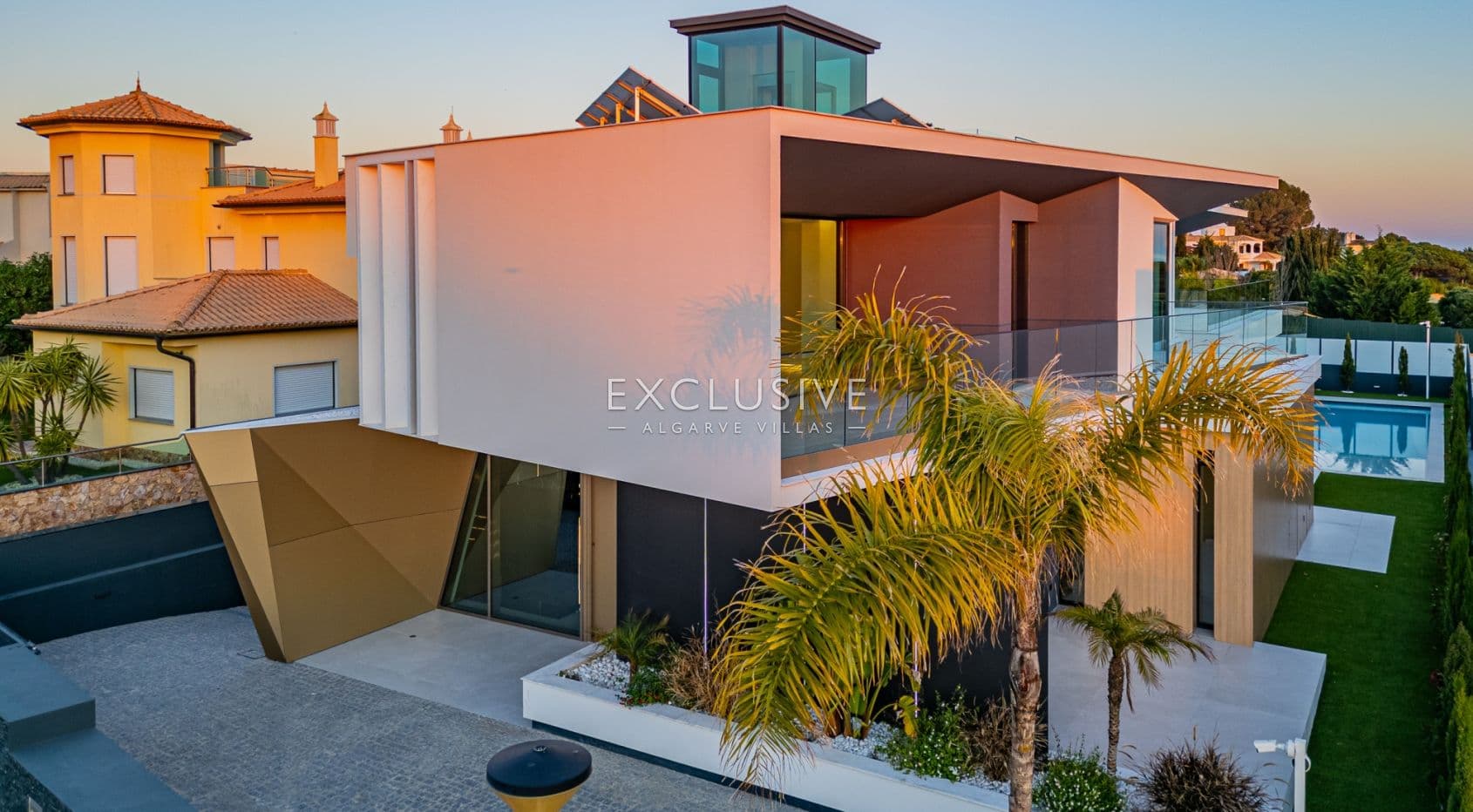 Buy Brand new 5 bedroom villa on Gale beach near Albufeira with sea views