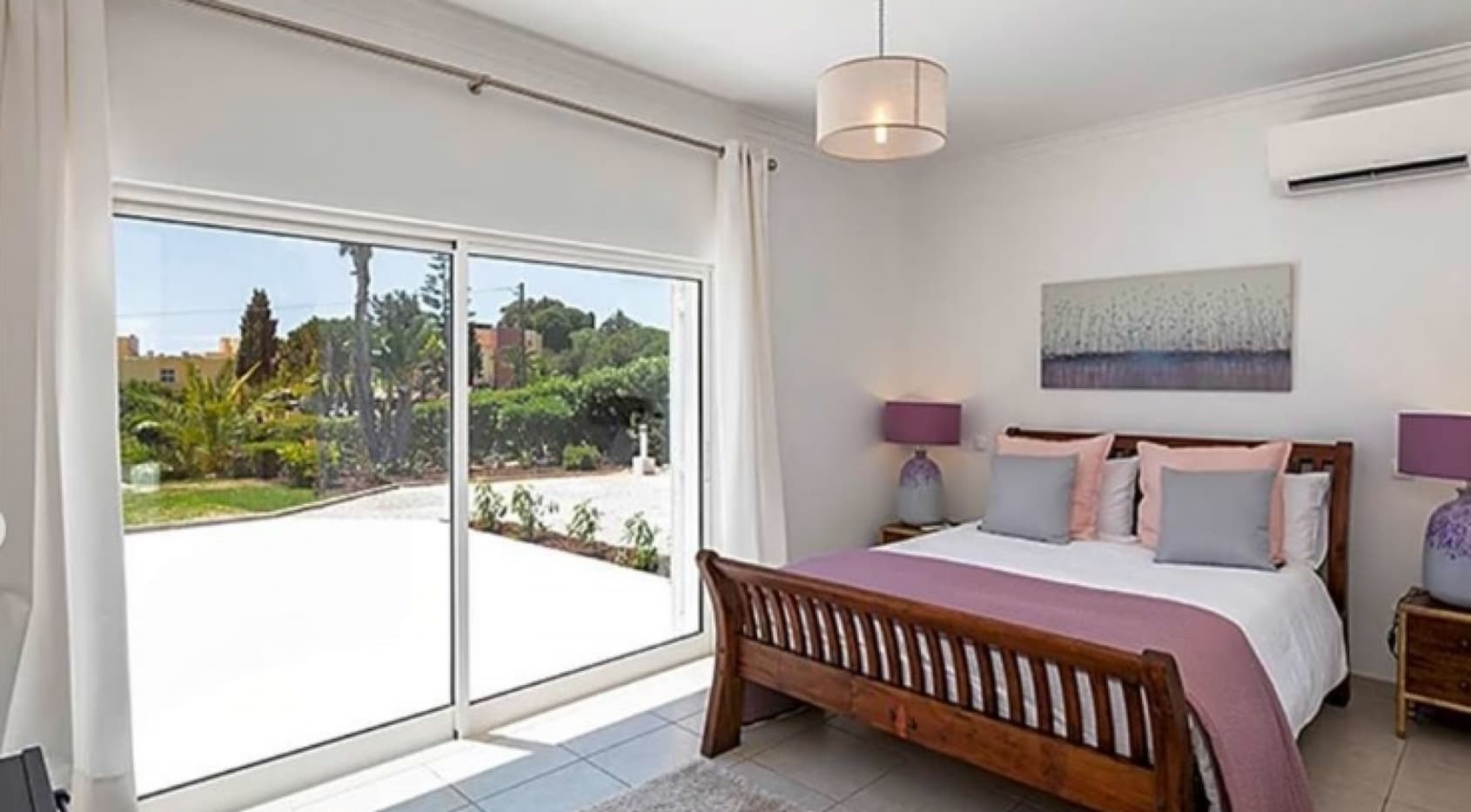 Detached villa located within a short walk to the beach and seaviews, Carvoeiro