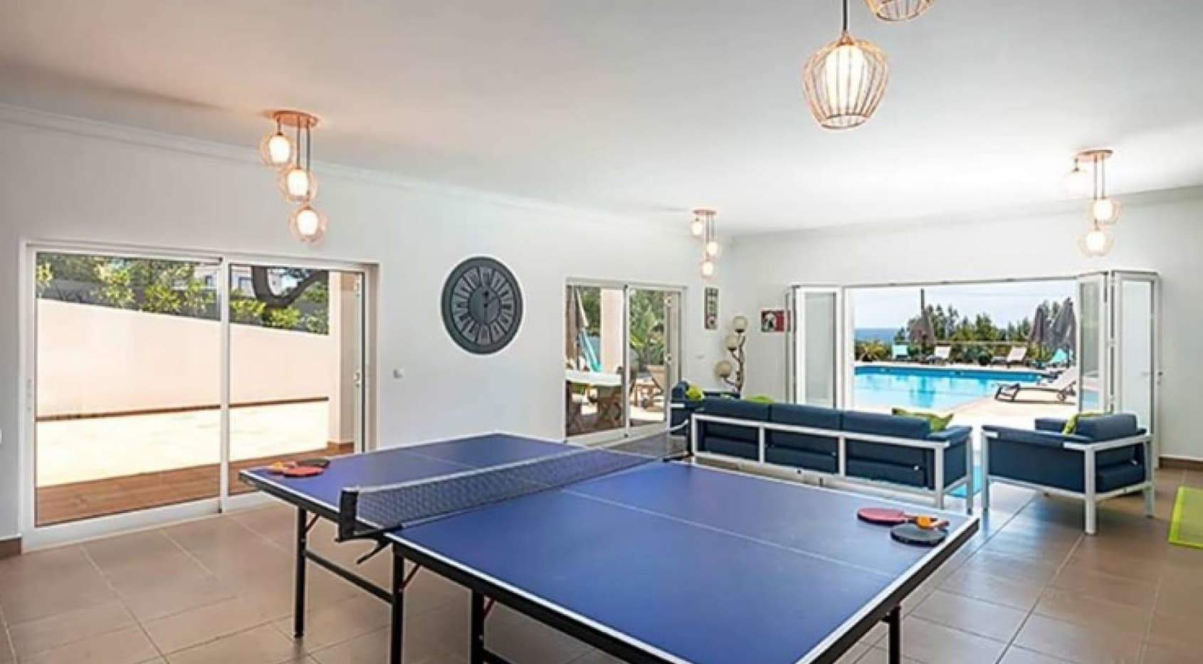Detached villa located within a short walk to the beach and seaviews, Carvoeiro