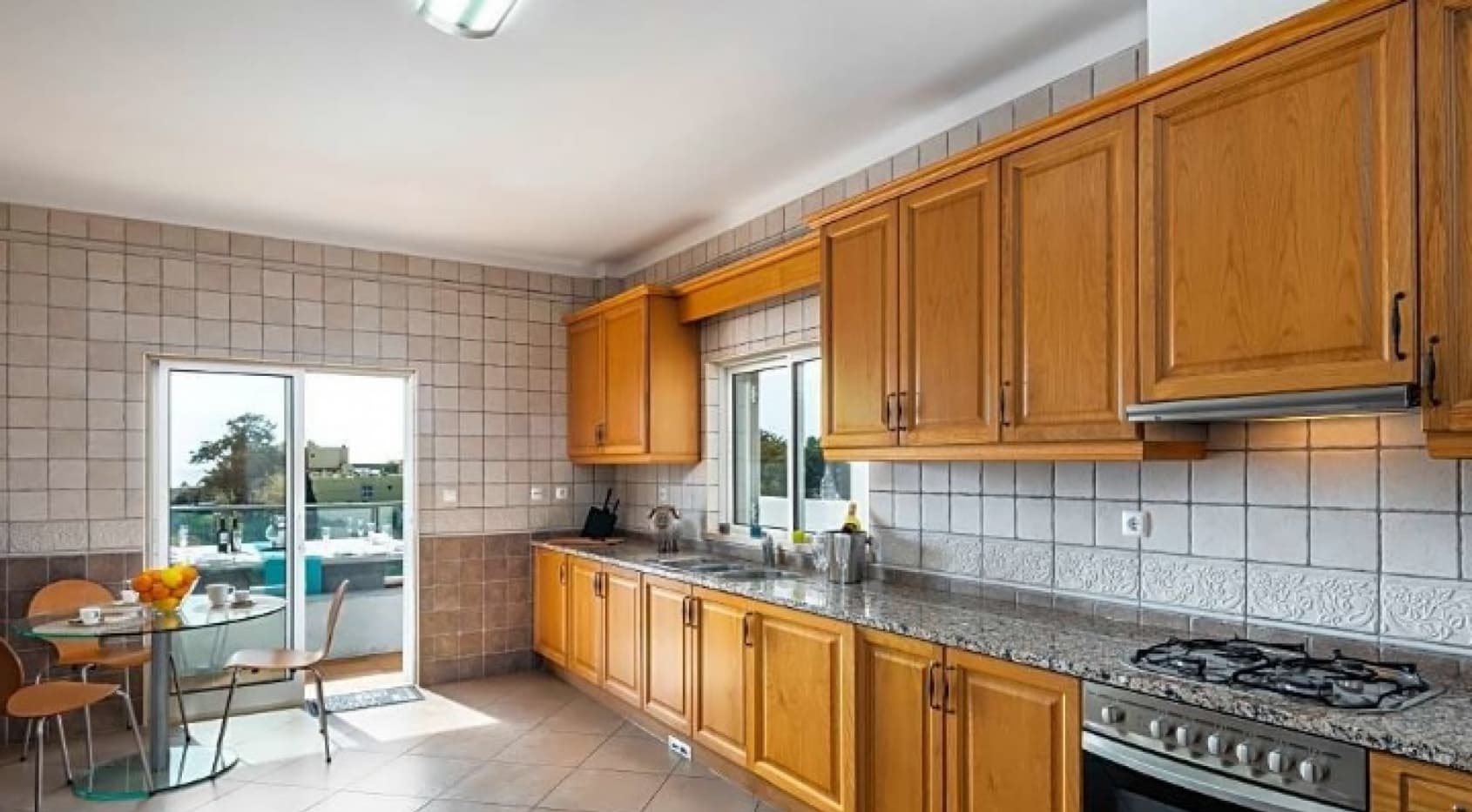 Detached villa located within a short walk to the beach and seaviews, Carvoeiro