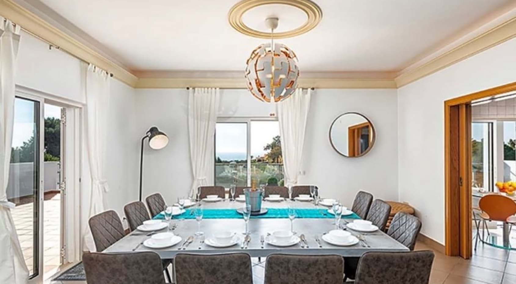 Detached villa located within a short walk to the beach and seaviews, Carvoeiro