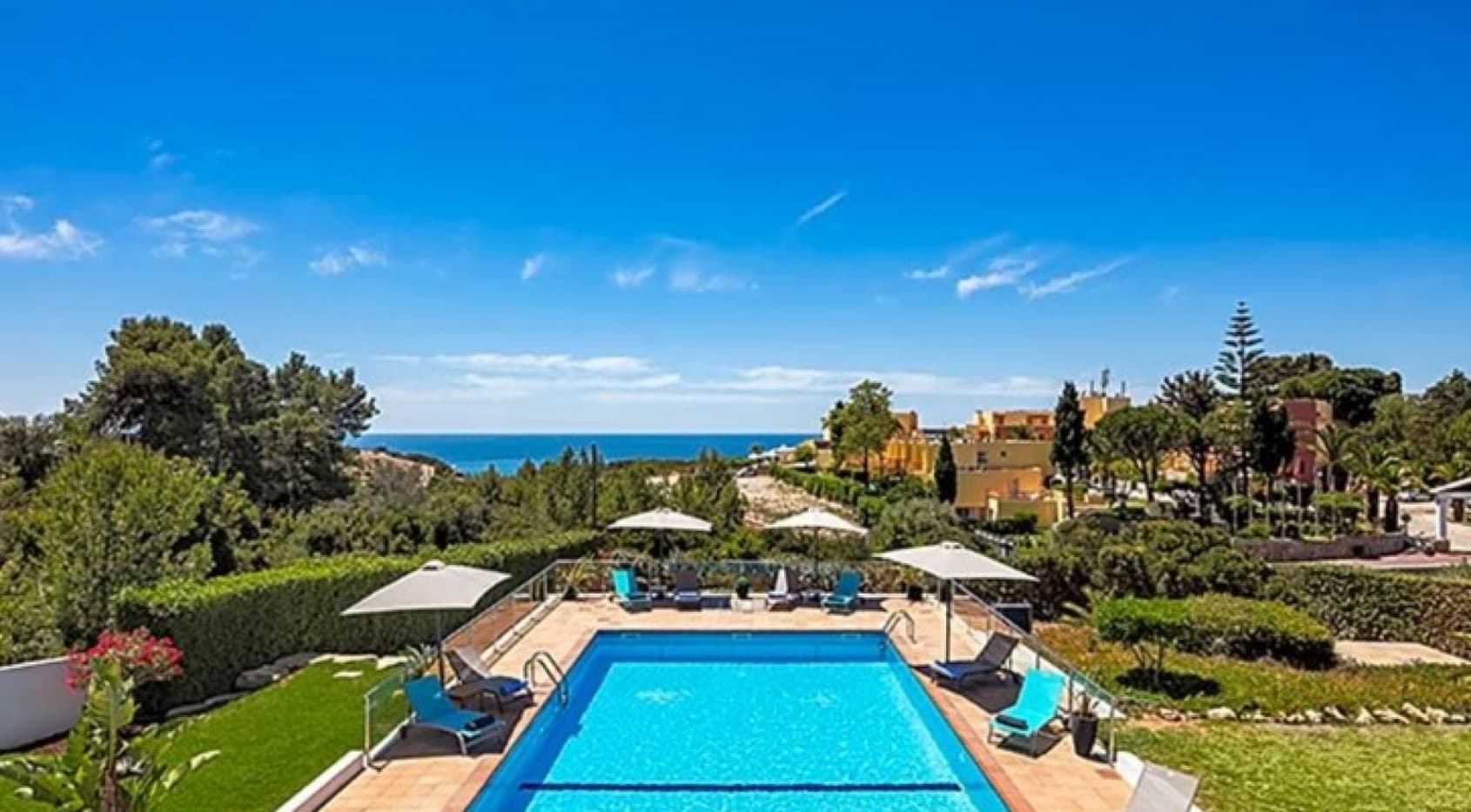 Detached villa located within a short walk to the beach and seaviews, Carvoeiro