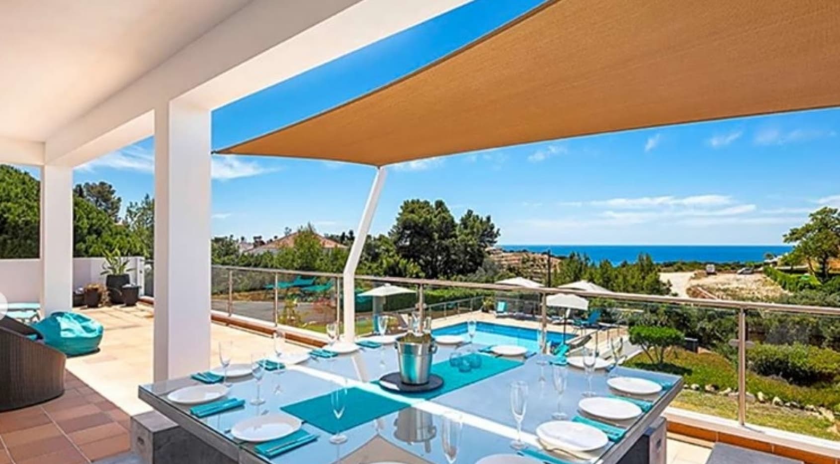 Detached villa located within a short walk to the beach and seaviews, Carvoeiro