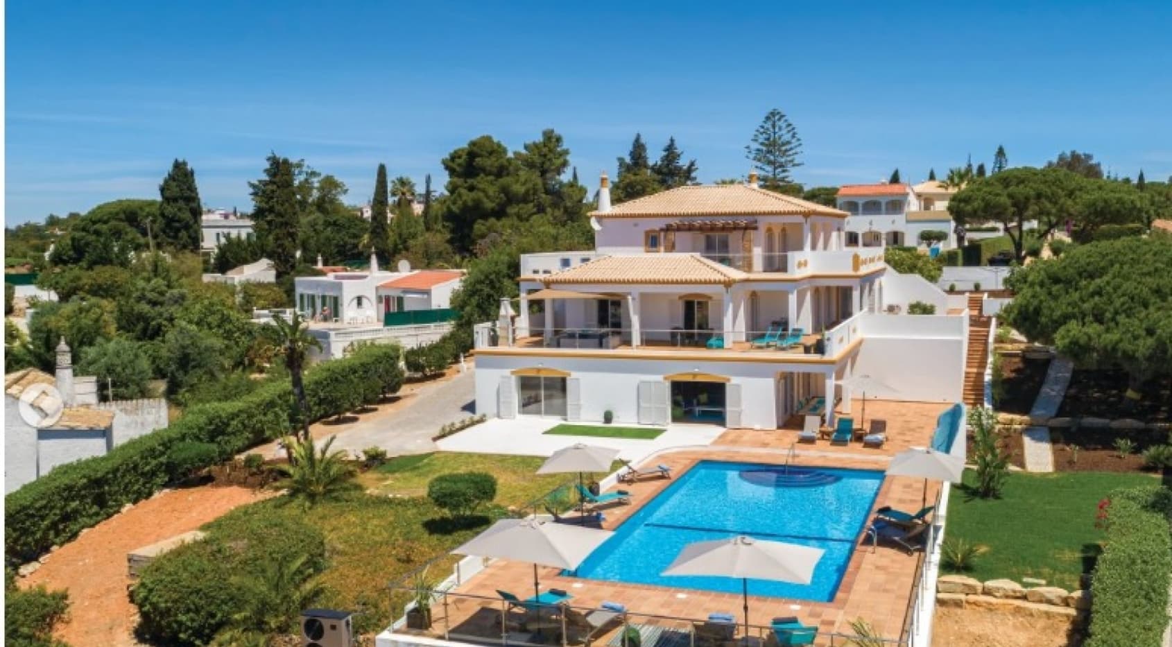 Detached villa located within a short walk to the beach and seaviews, Carvoeiro