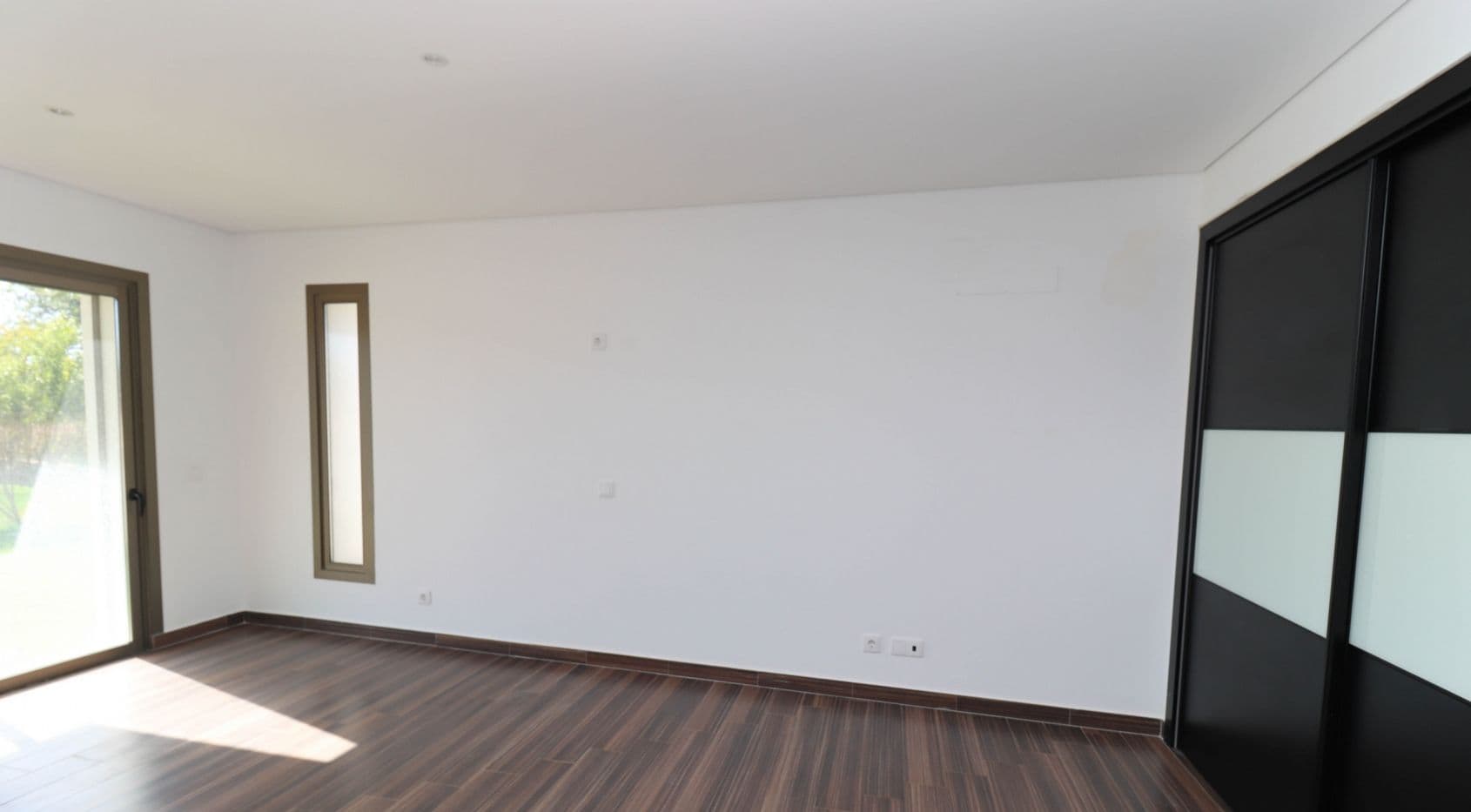 5 bedroom villa located in the outskirts of Alcantarilha, near Armacao Pera beach, Algarve