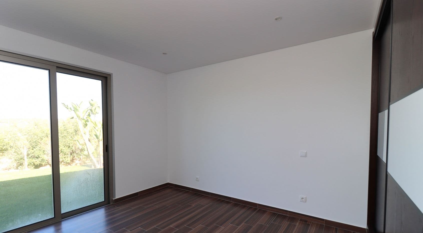 5 bedroom villa located in the outskirts of Alcantarilha, near Armacao Pera beach, Algarve