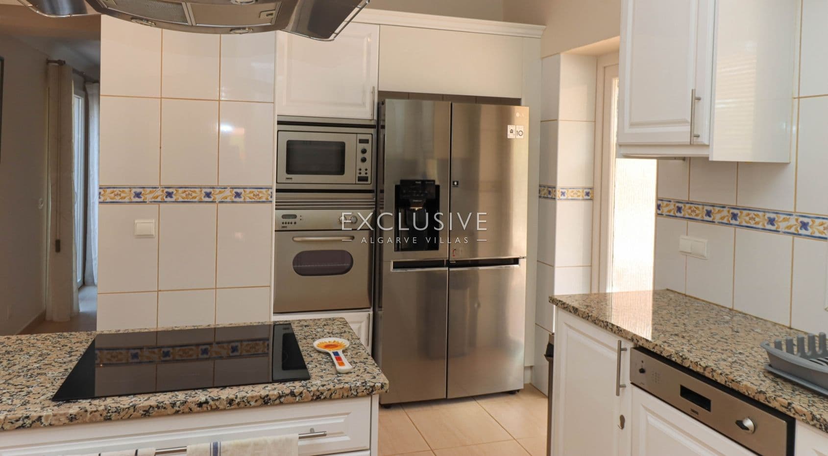 3 bedroom one-level villa at the edge of Carvoeiro, Algarve