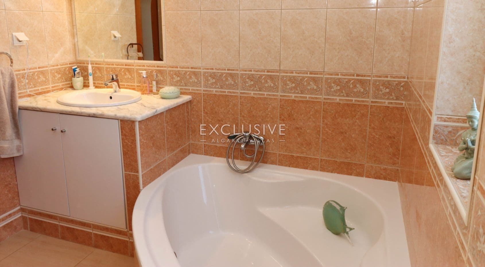3 bedroom one-level villa at the edge of Carvoeiro, Algarve