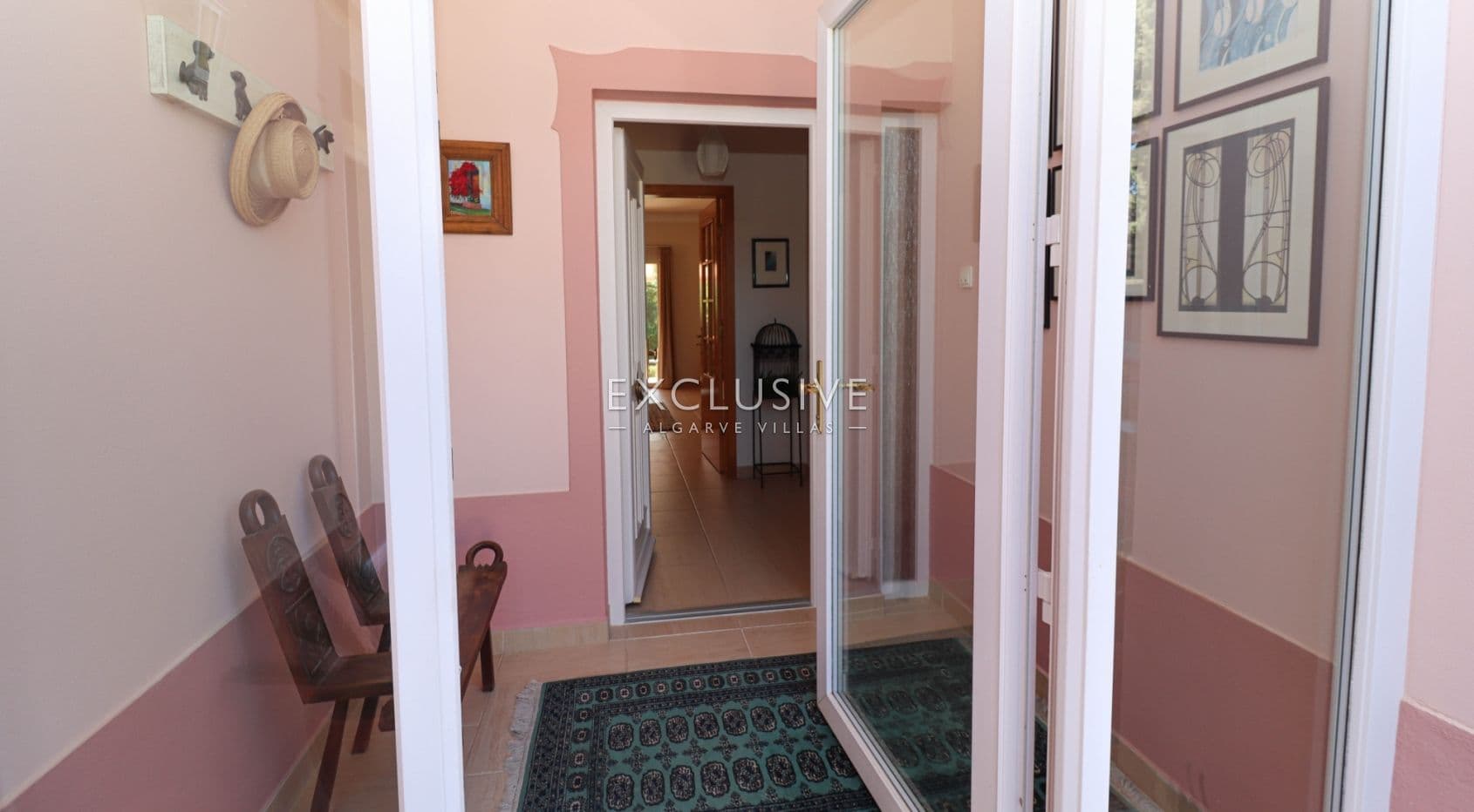 3 bedroom one-level villa at the edge of Carvoeiro, Algarve