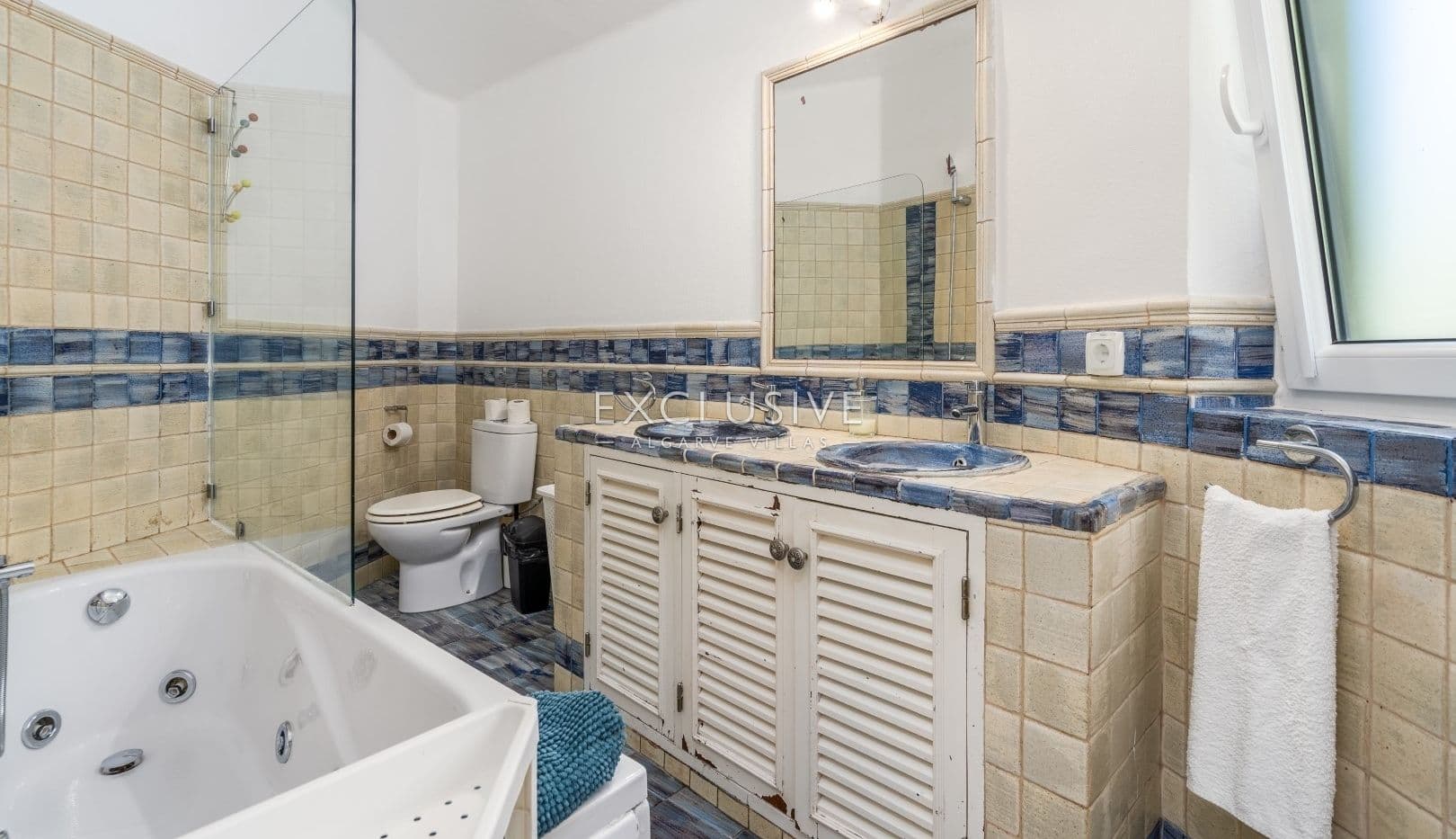 Single story 3 bedroom villa with swimming pool, garage in Portimão, Algarve