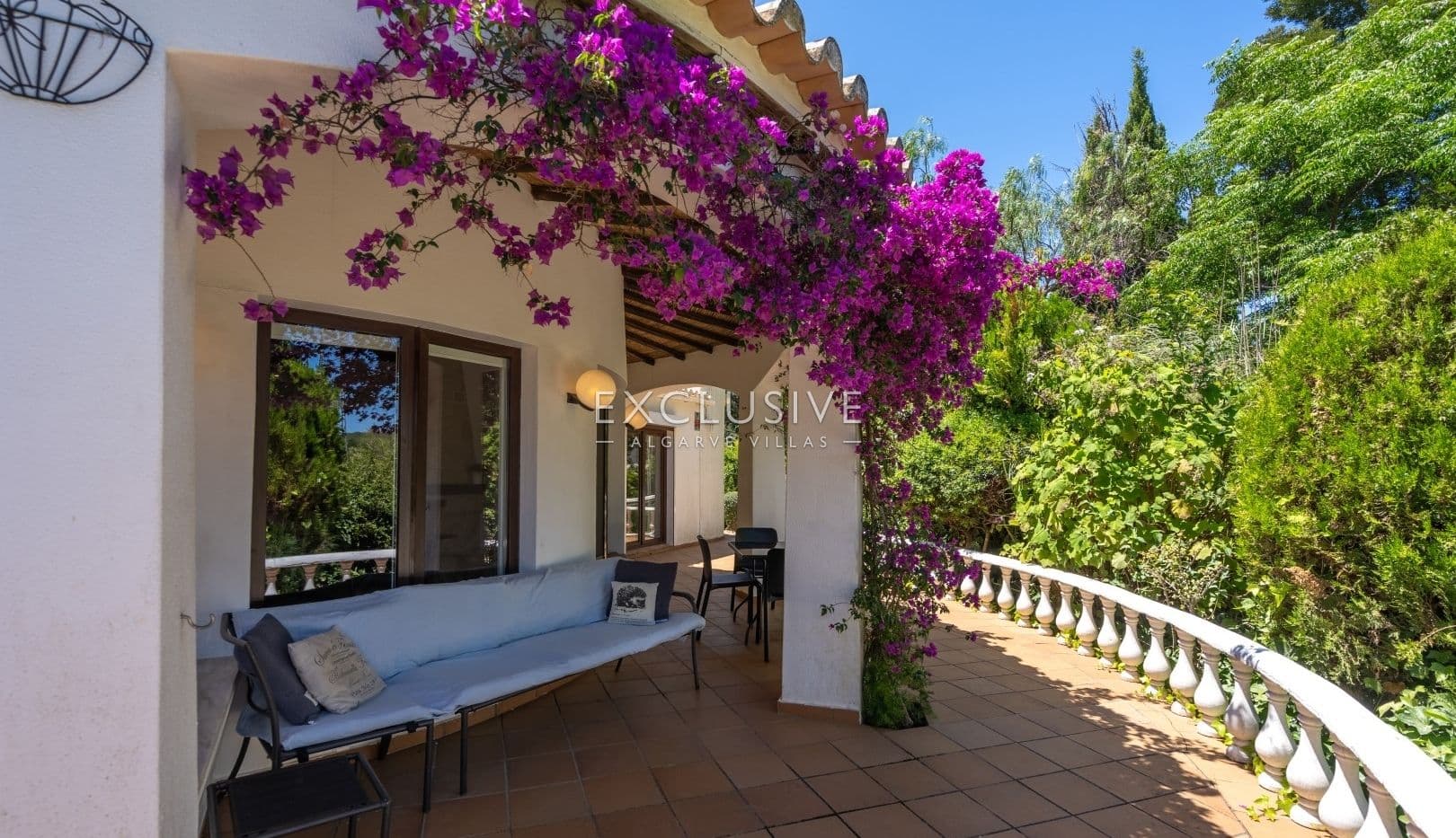 Single story 3 bedroom villa with swimming pool, garage in Portimão, Algarve
