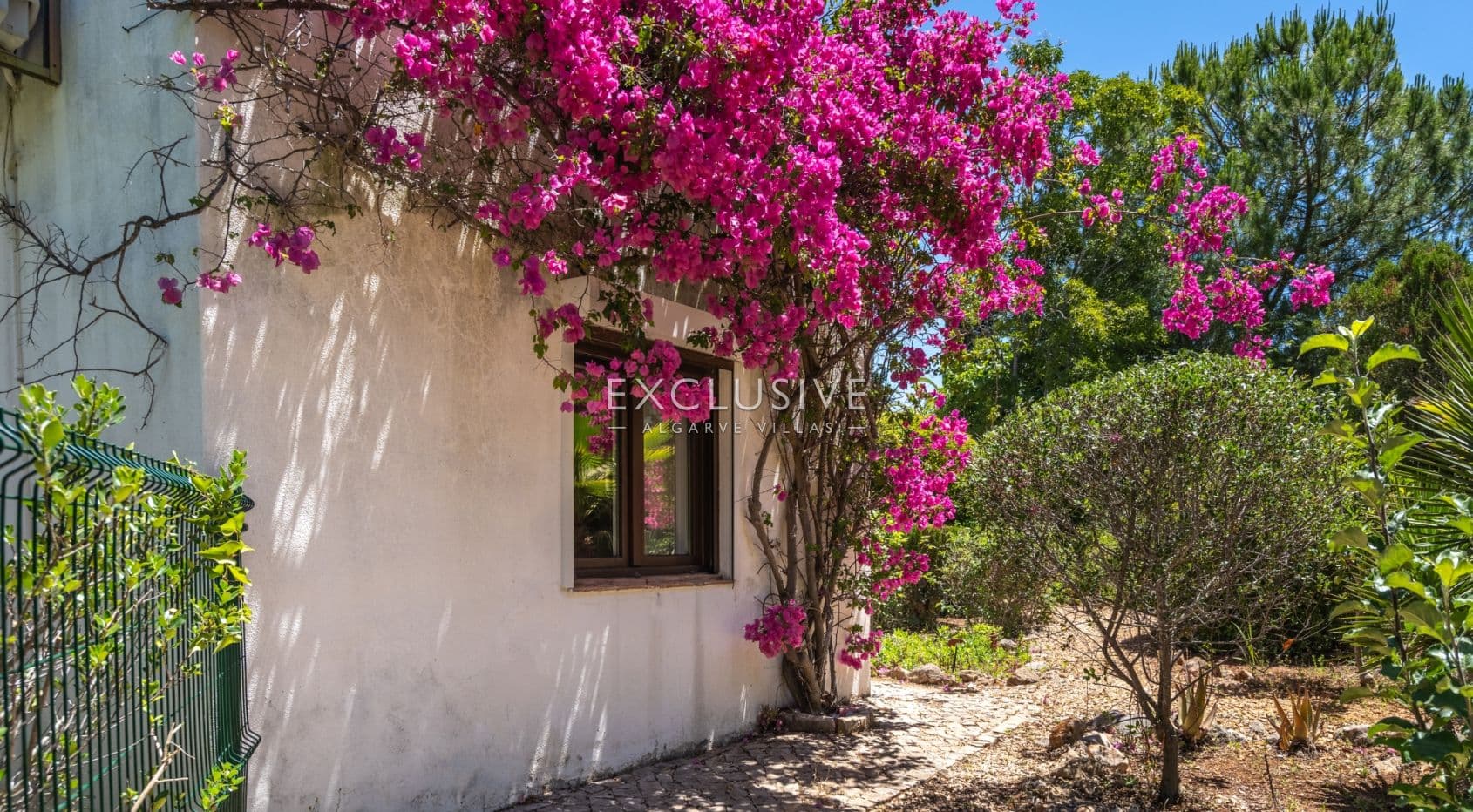 Single story 3 bedroom villa with swimming pool, garage in Portimão, Algarve
