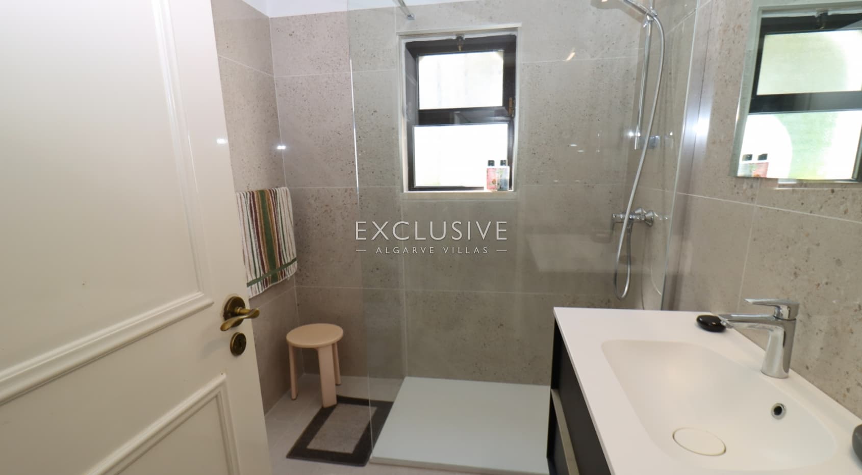 2 bedroom apartment frontline to Alto golf in Alvor, walking distance to beach