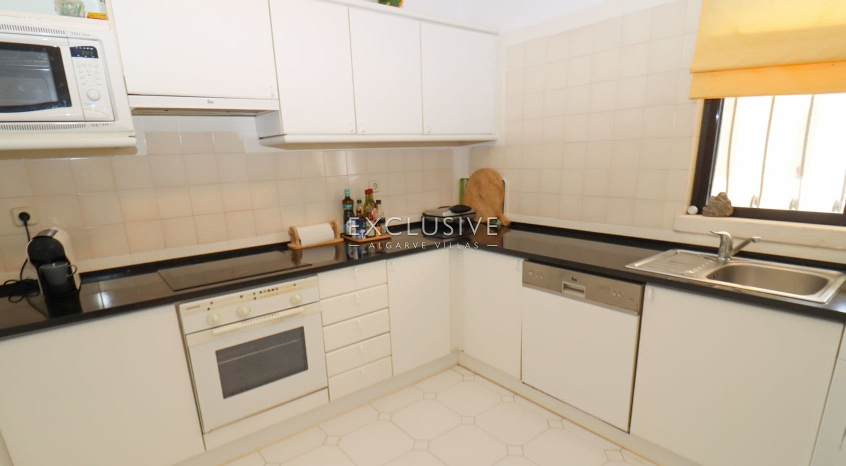 2 bedroom apartment frontline to Alto golf in Alvor, walking distance to beach