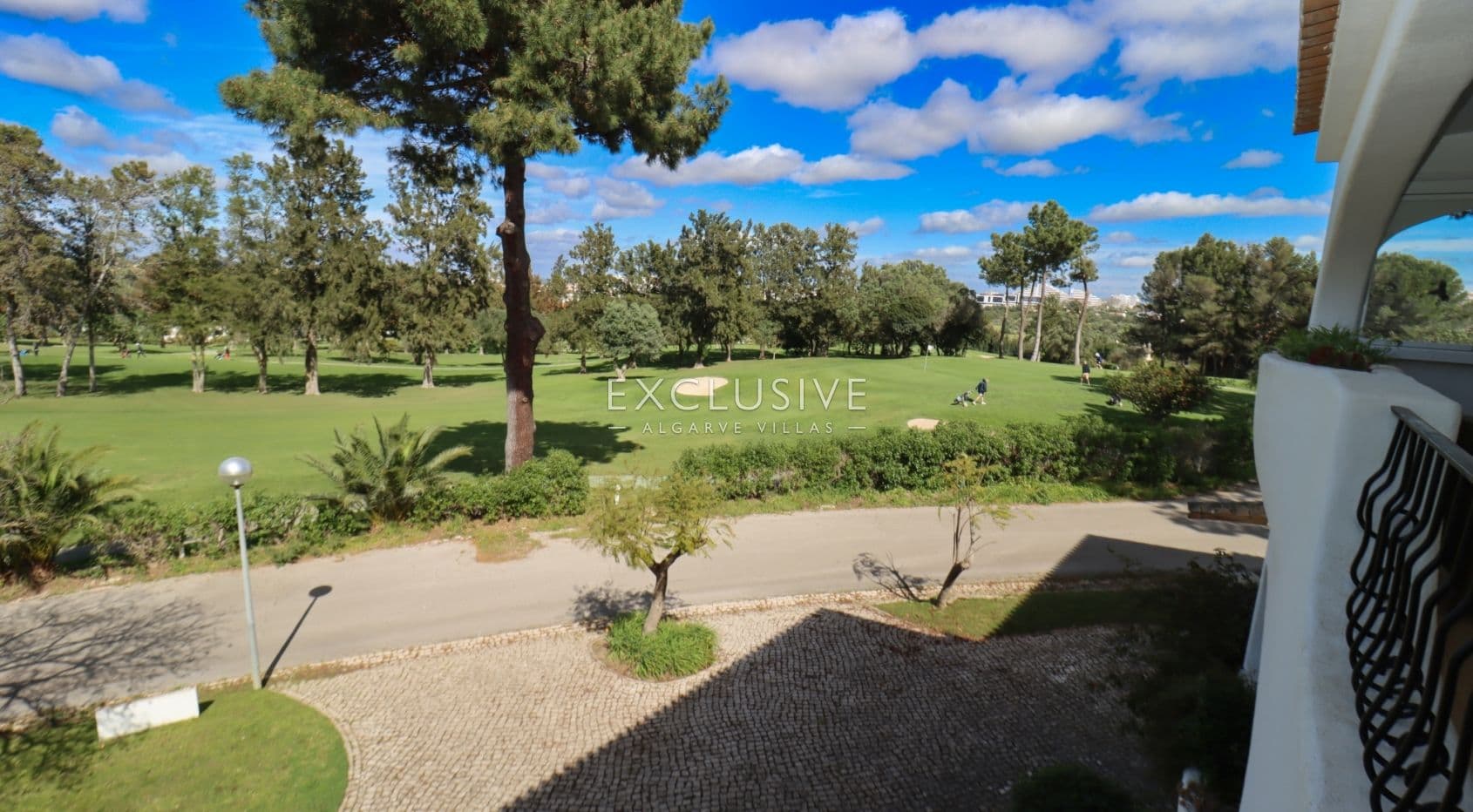 2 bedroom apartment frontline to Alto golf in Alvor, walking distance to beach